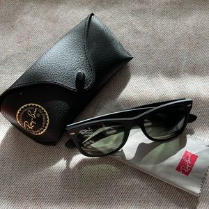 RB 2132 622 58mm Ray-Ban New Wayfarer Matte Black Polarized Sunglasses with case